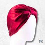 Bonnet satin rouge avec motif papillon