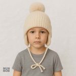 Bonnet enfant beige avec pompon, protection contre le froid