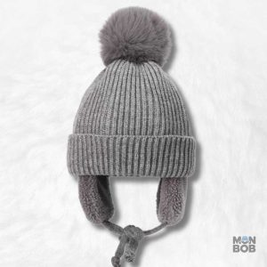 Bonnet gris à pompon pour enfants, idéal pour protéger les oreilles