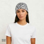 Bonnet blanc avec motif léopard pour un look unique