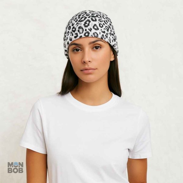 Bonnet blanc avec motif léopard pour un look unique