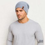 Accessoire tendance, bonnet long gris clair idéal pour l'hiver