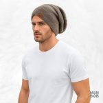 Accessoire tendance : bonnet long marron pour l'hiver