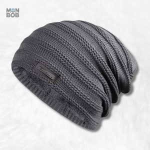 Bonnet long tricot gris, accessoire de mode pour l'hiver