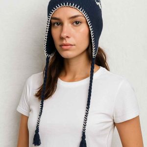 Bonnet à pompon noir pour un style décontracté