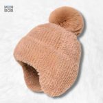 Bonnet cache oreille beige avec pompon