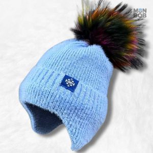Bonnet en laine bleu avec pompon décoratif