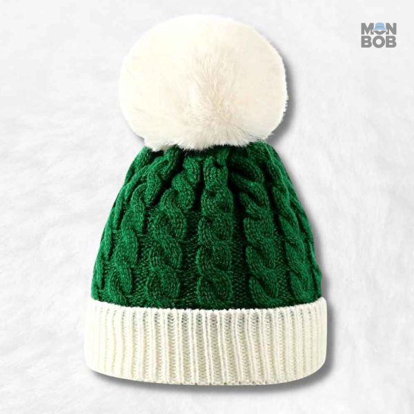 Bonnet vert avec pompon, accessoire tendance pour l'hiver