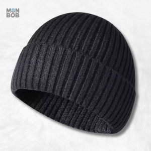 Bonnet tricot noir en laine pour un style élégant et confortable