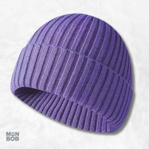Bonnet tricot violet, accessoire tendance pour l'hiver