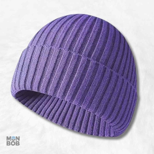 Bonnet tricot violet, accessoire tendance pour l'hiver