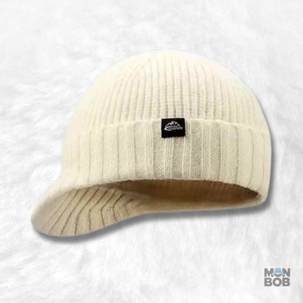 Bonnet crème à visière courte pour un style moderne