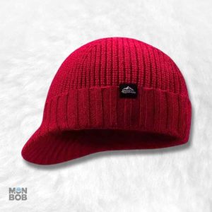 Bonnet rouge à visière courte pour un look tendance
