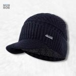 Bonnet noir avec visière et doublure confortable