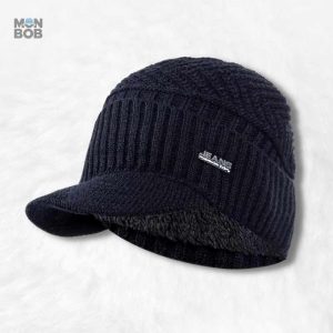 Bonnet noir avec visière et doublure confortable