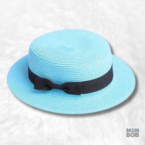 Canotier en paille bleu ciel élégant et léger
