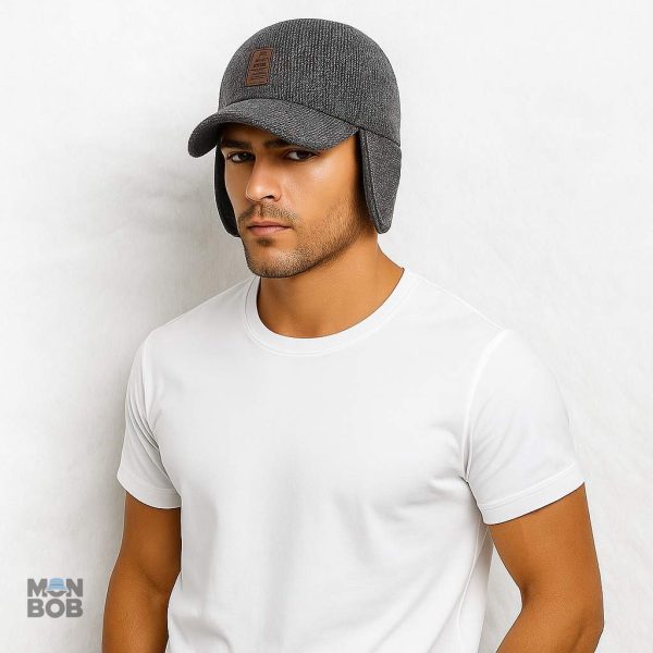 Accessoire tendance : casquette grise avec protection des oreilles