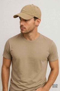Accessoire estival beige pour homme, idéal pour le soleil