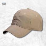 Casquette imperméable beige pour une protection efficace contre la pluie