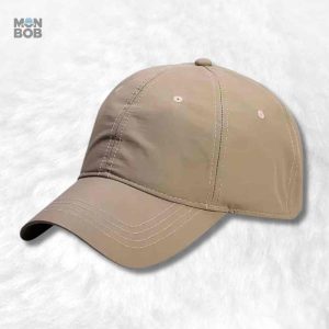 Casquette imperméable beige pour une protection efficace contre la pluie