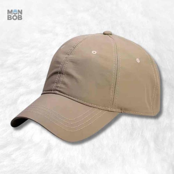Casquette imperméable beige pour une protection efficace contre la pluie