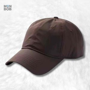Casquette imperméable marron pour protection contre la pluie