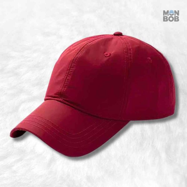 Casquette imperméable rouge pour protection contre la pluie