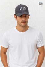 Casquette grise avec logo Paris pour un look tendance