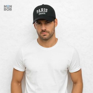 Casquette noire inspirée de la mode parisienne