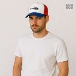 Casquette rouge style pêcheur avec motifs marins