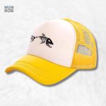 Casquette pêcheur jaune avec motif de poisson