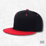 Casquette Snapback rouge et noire plate