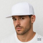 Casquette blanche style Snapback, visière plate moderne