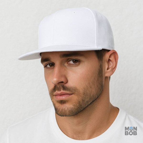 Casquette blanche style Snapback, visière plate moderne