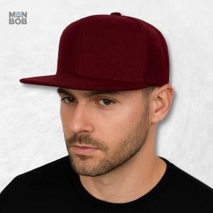 Accessoire tendance : casquette Snapback visière plate en bordeaux