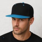 Casquette Snapback avec visière plate en noir et bleu