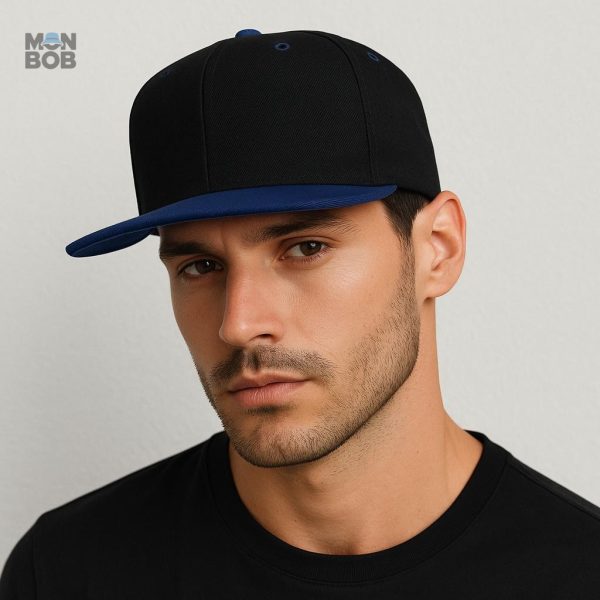 Accessoire tendance : casquette Snapback noire et marine
