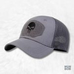 Casquette grise avec motif tête de mort