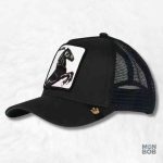 Casquette Trucker Cheval noir avec design élégant et moderne