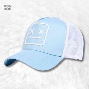 Casquette Trucker Smiley bleu ciel pour un look décontracté