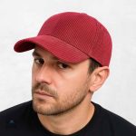 Casquette en velours côtelé rouge pour un look stylé