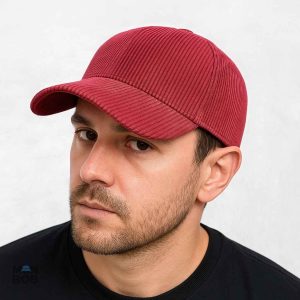 Casquette en velours côtelé rouge pour un look stylé
