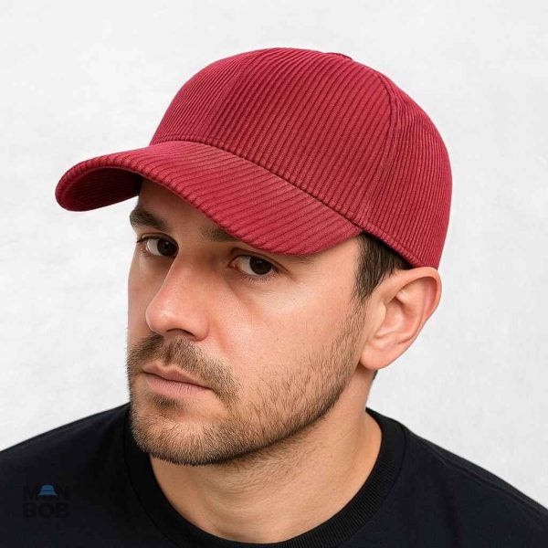 Casquette en velours côtelé rouge pour un look stylé