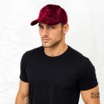 Casquette rouge en velours pour un style chic