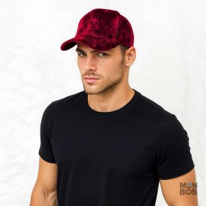 Casquette rouge en velours pour un style chic