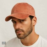 Casquette en velours de couleur saumon pour un look chic