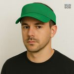 Casquette avec visière verte, parfaite pour les journées ensoleillées