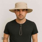 Accessoire mode homme en beige, idéal contre les UV
