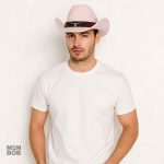 Chapeau rose pour un look cowboy distinctif