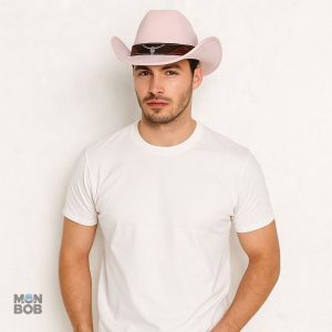 Chapeau rose pour un look cowboy distinctif